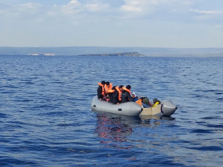 Yunanistan unsurları geri itiyor, Sahil Güvenlik kurtarıyor