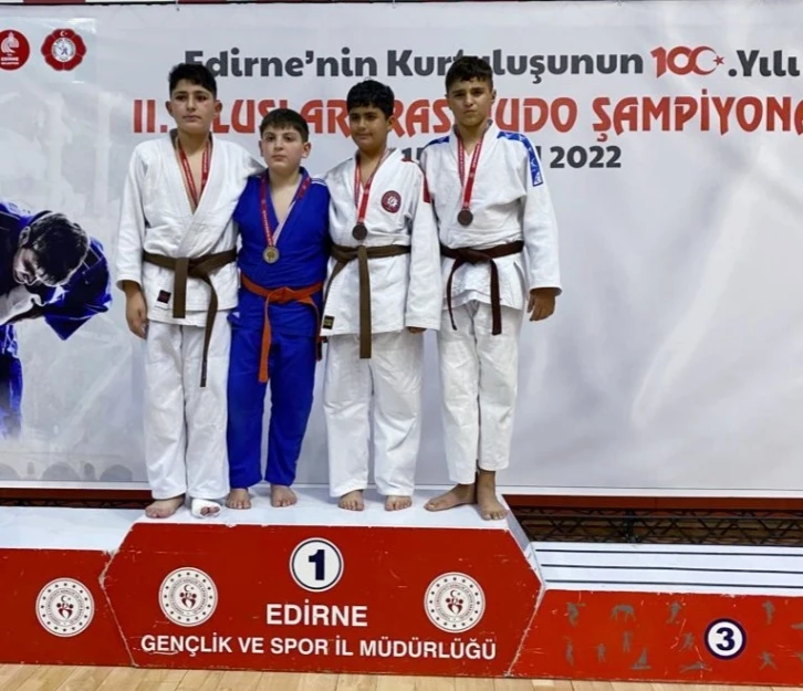 Yunusemreli judocular uluslararası turnuvada kürsüde
