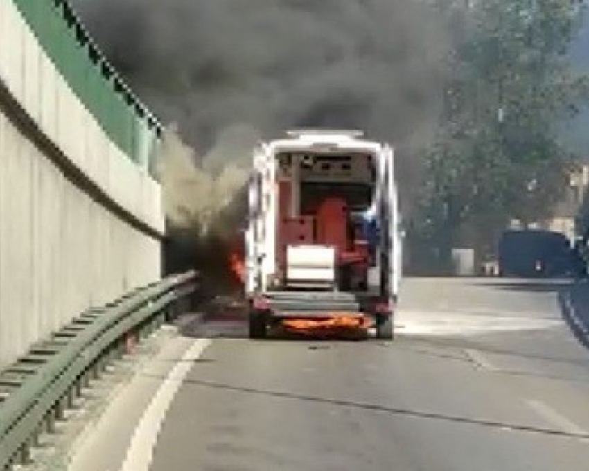 Bursa merkezde seyir halindeki ambulans yandı