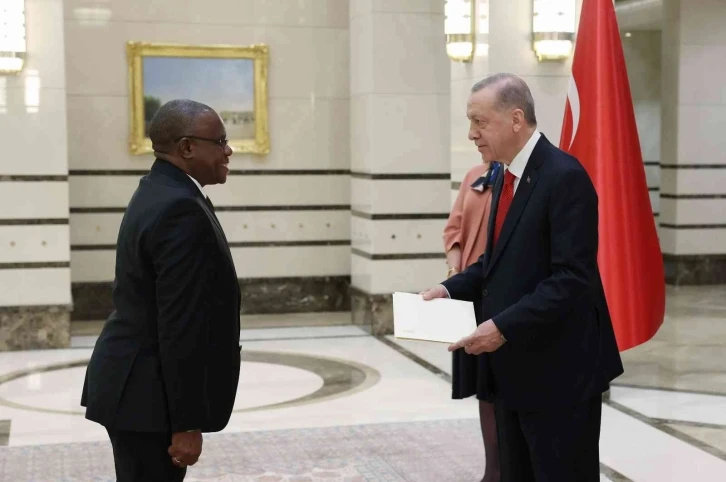 Zambiya Büyükelçisi William Maipambe Sikazwe, Cumhurbaşkanı Erdoğan’a güven mektubu sundu
