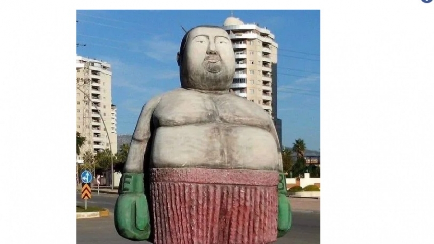 Mersin'deki heykel Ata Demirer'e benzetildi, sosyal medyada gündem oldu