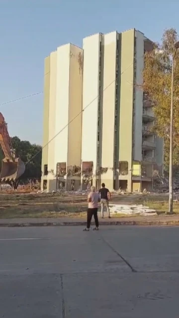 10 katlı bina 2 iş makinesine bağlanan çelik halatlarla yıkıldı, o anlar kamerada
