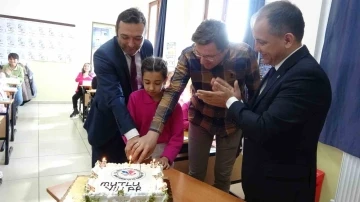 11 yaşındaki depremzede Ayşe’ye sürpriz doğum günü kutlaması
