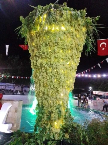 15 Sarıgöl Sultani Üzüm Festivalinde dev üzüm salkımı ilgi gördü
