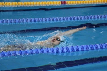 15 yaşındaki genç yüzücü yeni rekorlar için çalışıyor
