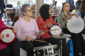 16 kişiden oluşan Kadın Ritim Grubu, Antika Pazarı’nda konser verdi
