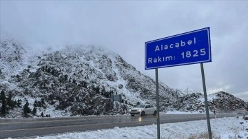 1825 metre rakımlı Alacabel'e mevsimin ilk karı yağdı