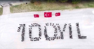 240 lise öğrencisi “100. Yıl” yazıp Türk bayrağı açtı
