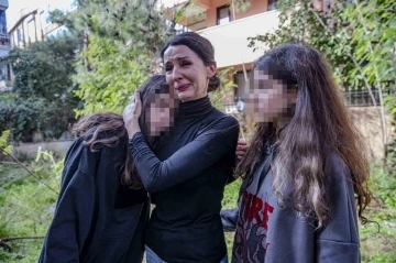40 dakikada ikiz kızlarıyla tahliye edildiği ve 12 yılını geçirdiği eve bakarken gözyaşlarını tutamadı
