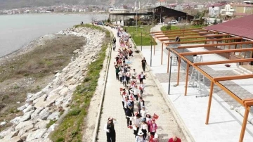 400 öğrenci yürüyüş yapıp sahilde kitap okudu
