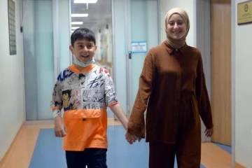 Bursa'da 48 saat ömrü kalan, hiç tanımadığı 10 yaşındaki çocuğa karaciğerini verdi