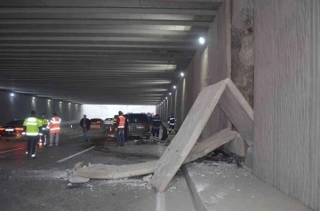 5 araç hasar görürken, tünelin beton blokları devrildi