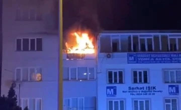 Bursa'da 5 katlı binanın 3.katı alev alev yandı