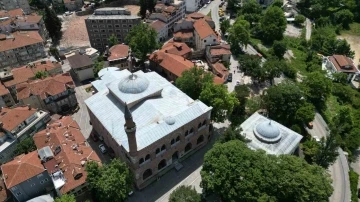 Bursa'da 658 yıllık tarihi cami ucube yapıların arasında kurtarılmayı bekliyor