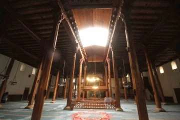 7 asırlık camideki ahşap direkleri koruduğuna inanılan ’karlık’ ziyaretçilerin ilgisini çekiyor