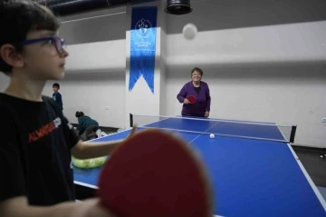 77 yaşındaki ‘Dilek teyze’ masa tenisi tutkusundan vazgeçemiyor
