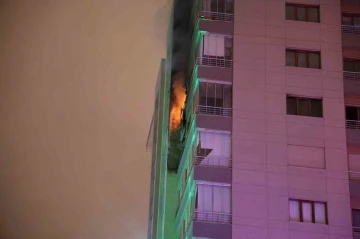 8. katta çıkan yangında alevler 9. kata sıçradı; Eski Bakan Elvan'ın annesi ve 3 kişi hastaneye kaldırıldı