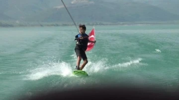 İznikli 9 yaşındaki Egemen, su kayağı yaparak 30 Ağustos'u kutladı