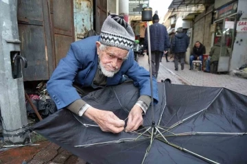 94 yaşındaki şemsiye tamircisinin başında kuyruk oluyorlar

