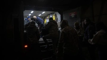 AA ekibi, yaralı Ukraynalı askerlerin cepheden tahliye sürecini görüntüledi