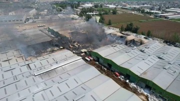 Adana’da 18 iş yerine sıçrayan yangının tahribatı dron ile görüntülendi
