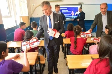 Adana’da depremzede öğrencilere tablet dağıtıldı
