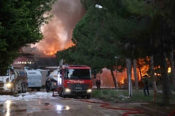 Adana’da eski devlet hastanesinde çıkan yangın