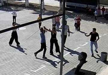 Adana’da öğretmenlere yumruklu saldırı kamerada
