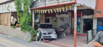 Adana’da otomobil kahvehaneye girdi: 1’i ağır 5 yaralı