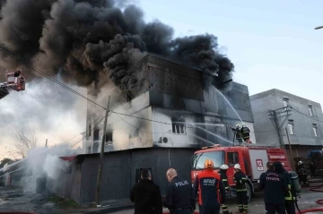 Adana’da sünger deposu yangında kül oldu