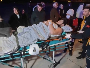 Adana’daki 38 yaralı depremzede ve 31 refakatçi TSK’ya ait uçakla İstanbul’a getirildi
