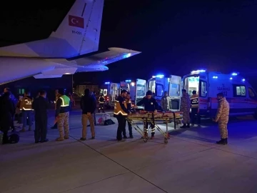 Adana’dan 6 yaralı depremzede daha İstanbul’a getirildi