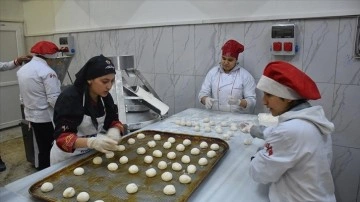 Adana'da depremi yaşayan öğretmen ve öğrenciler, afet bölgesi için ekmek üretiyor