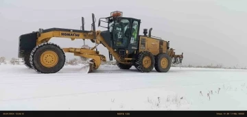 Afyonkarahisar’da köy yollarında karla mücadele sürüyor
