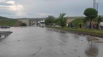 Afyonkarahisar-İzmir karayolu yağış nedeniyle 1 saat ulaşıma kapandı
