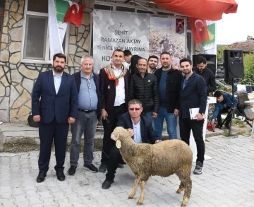 Bursa'da ağalık yarışında kuzu rekor fiyata satıldı