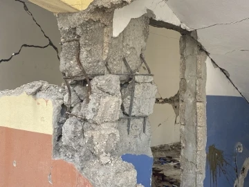 Adıyaman'da ağır hasarlı bina vatandaşları tedirgin ediyor