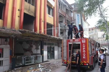Ağır hasarlı binada yangın çıktı
