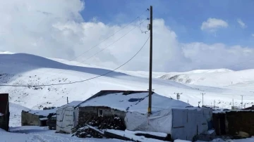 Ağrı’da kar yağışı köylüleri şaşırttı: &quot;Batıda tatil, bizde kar&quot;
