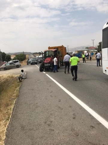 Ağrı’da otomobil ile traktör çarpıştı; 4 yaralı
