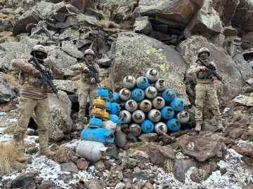 Ağrı’da PKK/KCK barınma alanlarına yapılan aramada çok sayıda malzeme ele geçirildi

