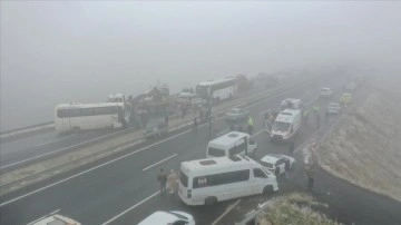 Ağrı'da 7 aracın karıştığı zincirleme trafik kazasında 19 kişi yaralandı