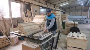 Ahşap İmalat Atölyesi kent mobilyaları üretimine devam ediyor
