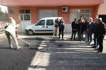 Akdeniz Belediyesi, kendi ürettiği asfaltı dökmeye başladı
