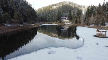 Akgöl Tabiat Parkı’nda kartpostallık kar manzarası

