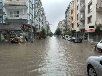 Akhisar’da hastaneyi sel suları bastı, hastalar tahliye edildi
