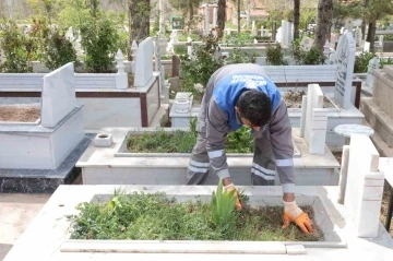 Aksaray’da belediye ekipleri mezarlıkları bayrama hazırlıyor
