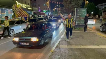 Aksaray’da Fenerbahçeliler derbi galibiyetini kutladı
