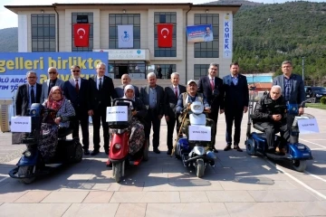 Akşehir’de engelli vatandaşlara akülü araç desteği
