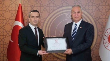 Alanya Belediye Başkanı Osman Özçelik, mazbatasını aldı
